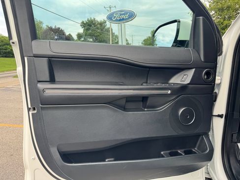 Used 2020 Ford Expedition XLT w/ Equipment Group 201A AWD/4WD image 18