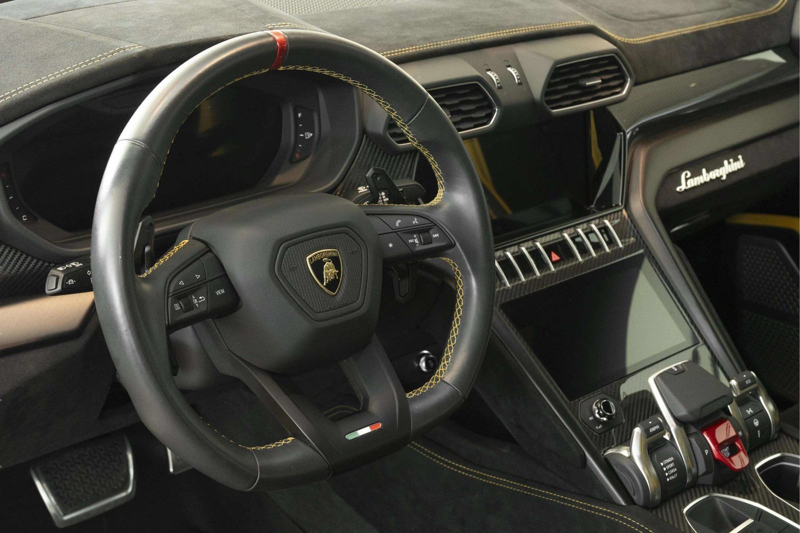 Used 2024 Lamborghini Urus Performante AWD/4WD image 38