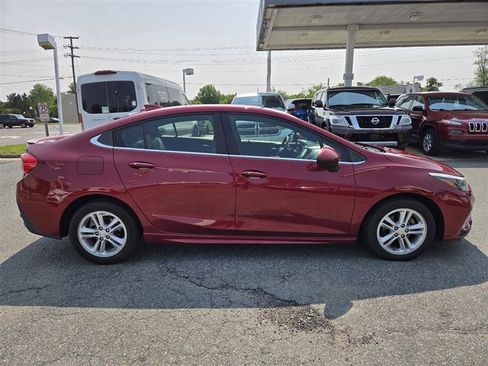 Used 2018 Chevrolet Cruze LT w/ Convenience Package image 9
