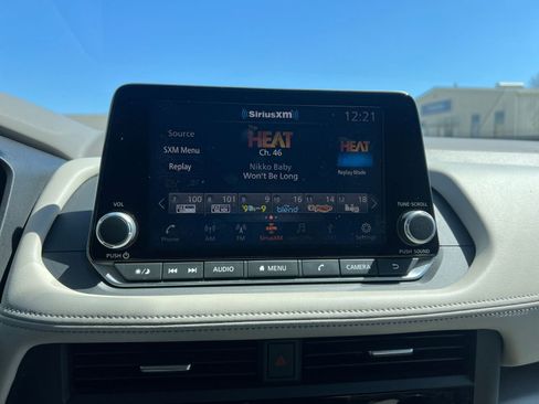 Used 2025 Nissan Rogue SV FWD image 21