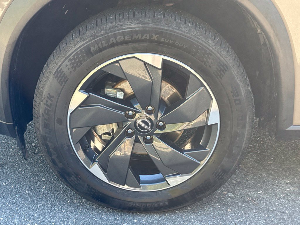 Used 2025 Nissan Rogue SV AWD/4WD image 14