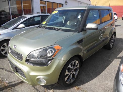 Used 2013 Kia Soul ! w/ Premium Pkg FWD image 2