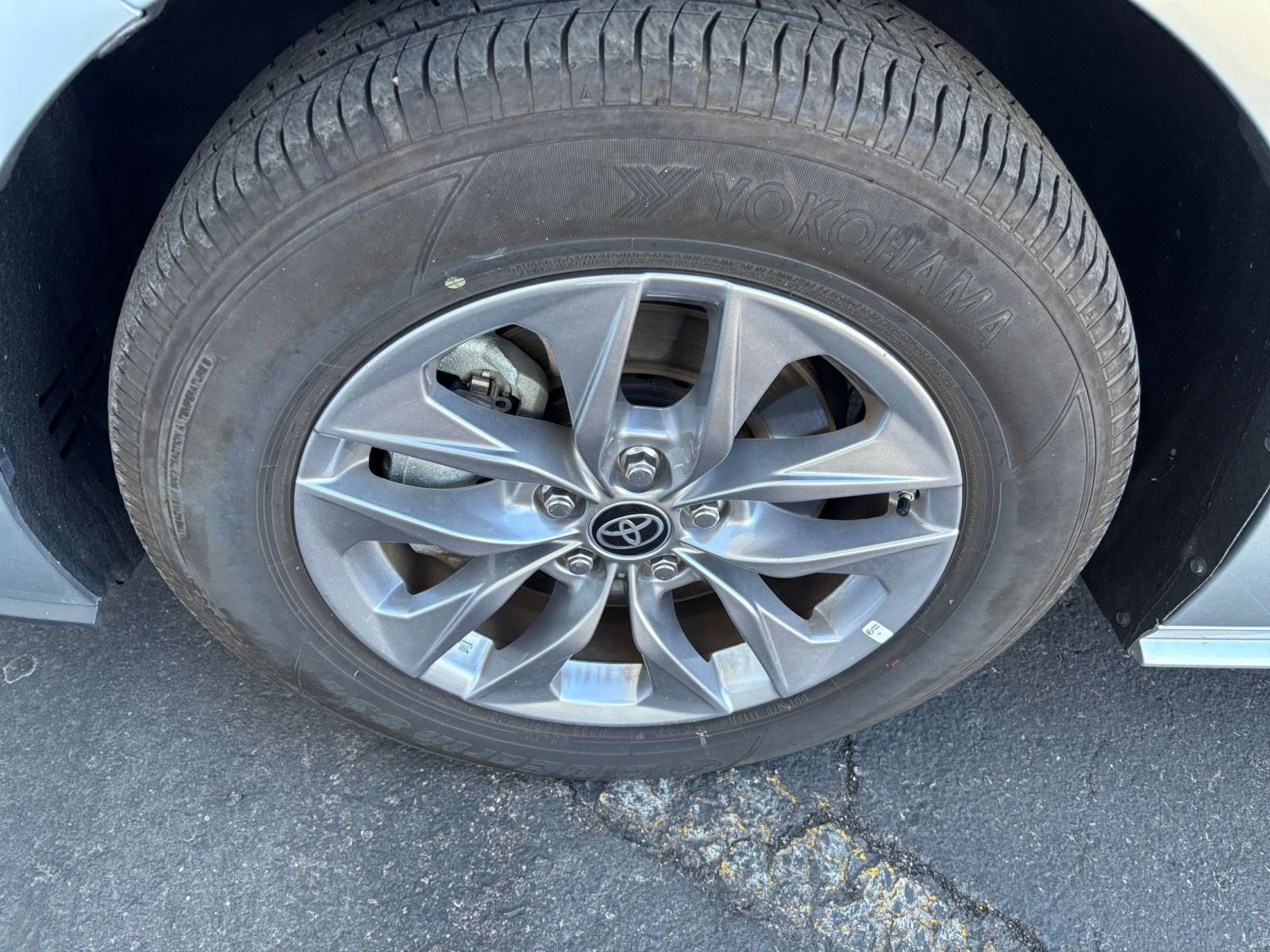 Used 2025 Toyota Sienna XLE FWD image 32