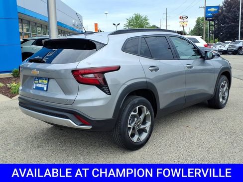 Used 2025 Chevrolet Trax LT FWD image 7