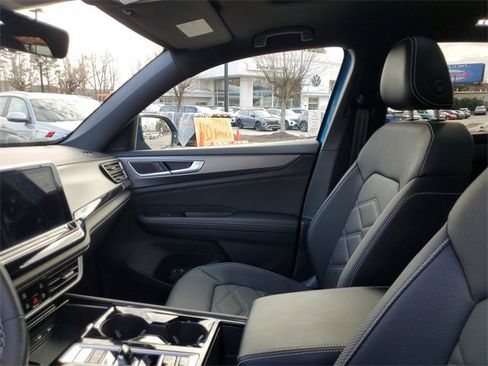 Certified 2025 Volkswagen Atlas Cross Sport SE w/ Panoramic Sunroof Package image 17