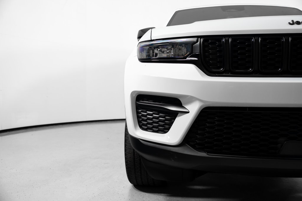 Used 2023 Jeep Grand Cherokee Altitude AWD/4WD image 19