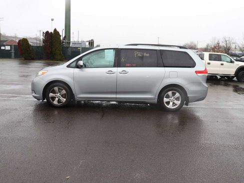 Used 2013 Toyota Sienna LE w/ Towing Pkg image 8