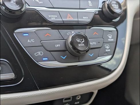 Used 2017 Chrysler Pacifica Touring-L Plus FWD image 15