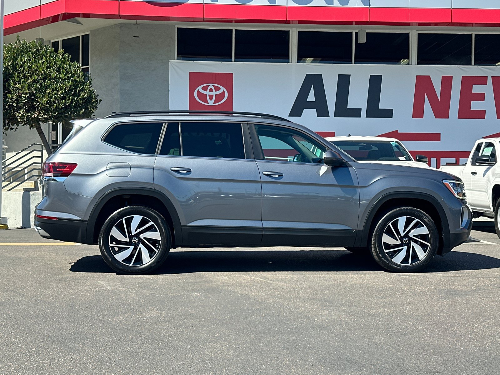 Used 2025 Volkswagen Atlas SE AWD/4WD image 6