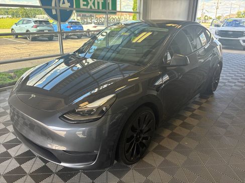Used 2023 Tesla Model Y Performance AWD/4WD image 3