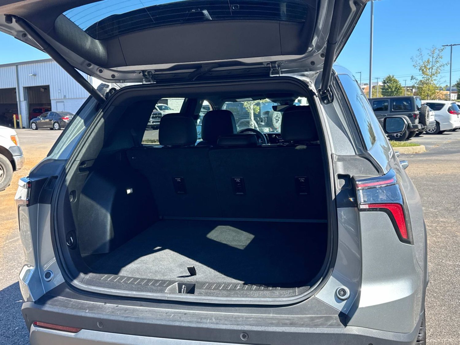 Used 2025 Chevrolet Equinox LT w/ Convenience Package II FWD image 16
