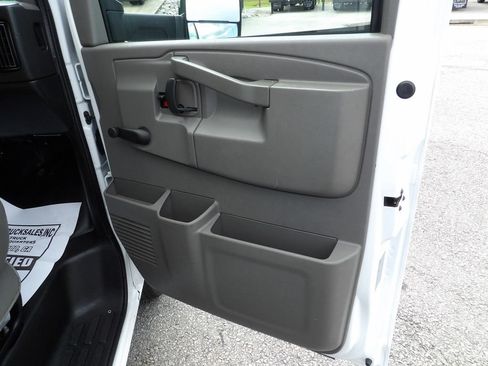 Used 2019 Chevrolet Express 3500 Extended RWD image 24