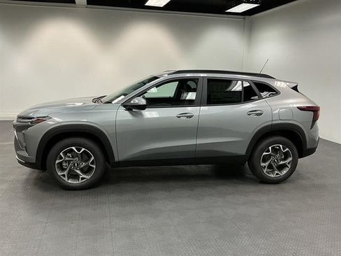 New 2026 Chevrolet Trax LT w/ LT Convenience Package FWD image 2