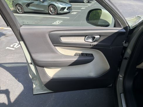 Certified 2023 Volvo XC40 B5 Plus AWD/4WD image 14