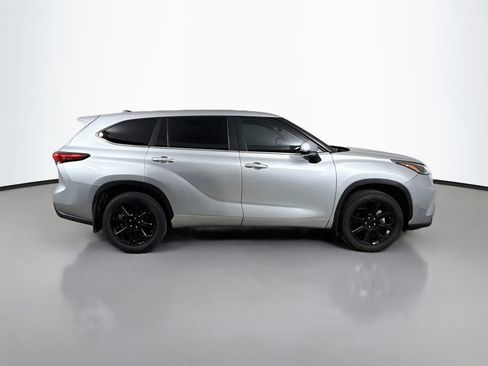 Used 2023 Toyota Highlander LE FWD image 8