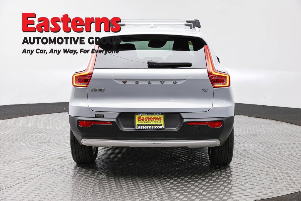 Used 2021 Volvo XC40 T4 Momentum FWD image 8