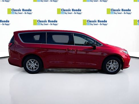 Used 2025 Chrysler Pacifica Select FWD image 9