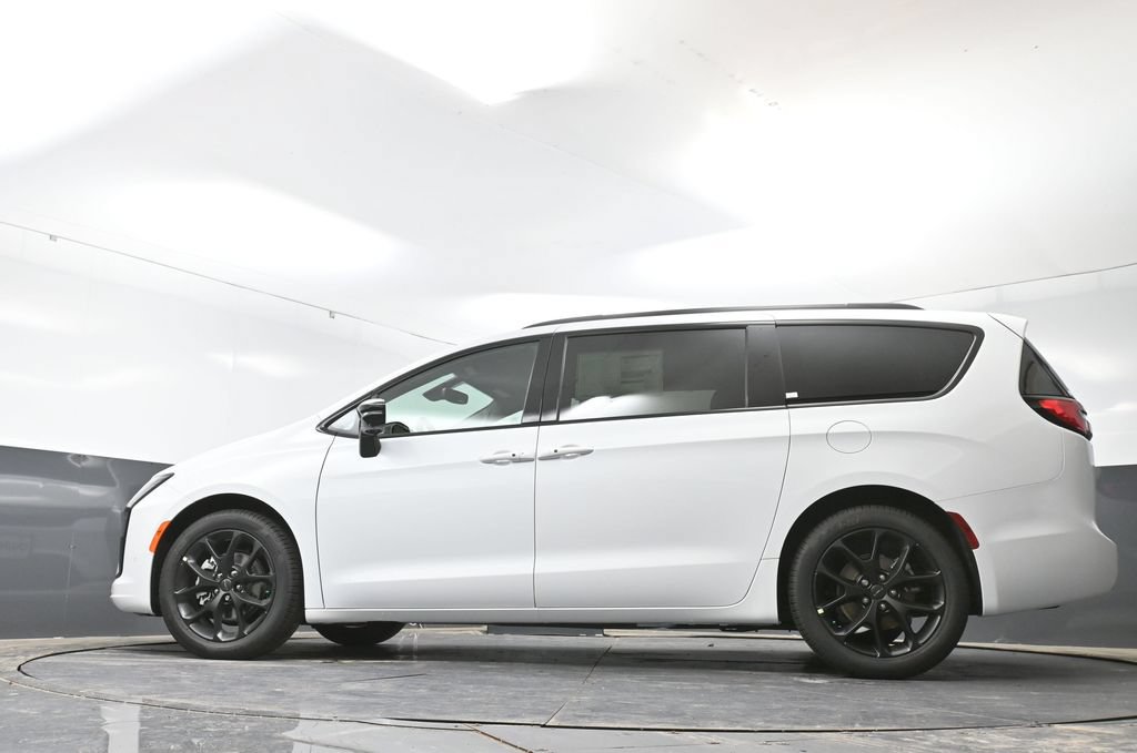 New 2027 Chrysler Pacifica Limited w/ Family Tech Group FWD image 46