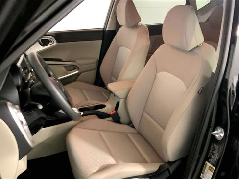Used 2025 Kia Soul LX w/ LX Technology Package FWD image 22