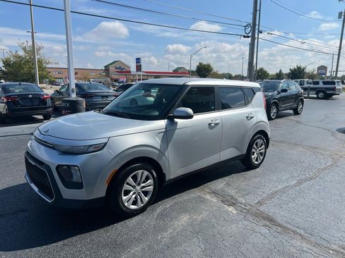 Used 2021 Kia Soul LX image 2