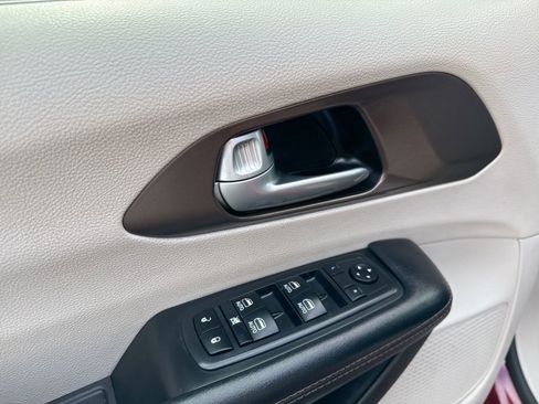 Used 2018 Chrysler Pacifica Touring-L Plus image 14