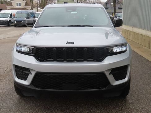 Used 2023 Jeep Grand Cherokee Altitude AWD/4WD image 10