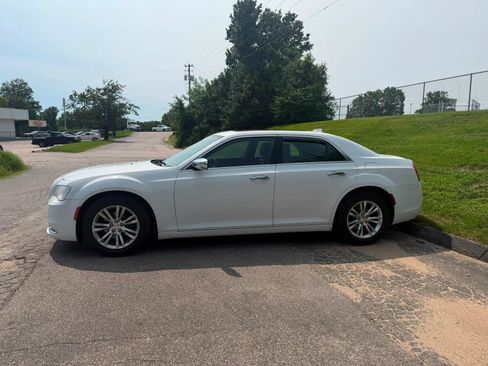 Used 2016 Chrysler 300 C RWD image 5