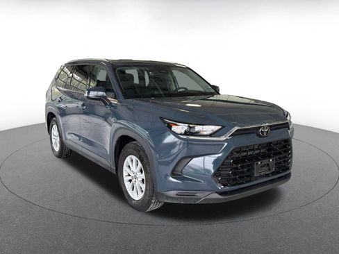 Used 2025 Toyota Grand Highlander LE image 2