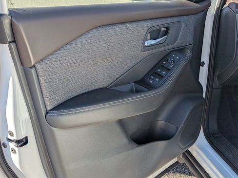 Used 2021 Nissan Rogue SV image 15