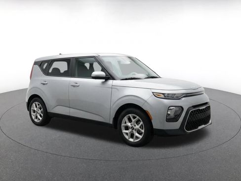 Used 2025 Kia Soul LX w/ LX Technology Package FWD image 2