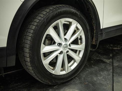 Used 2017 Nissan Rogue Sport SV FWD image 3