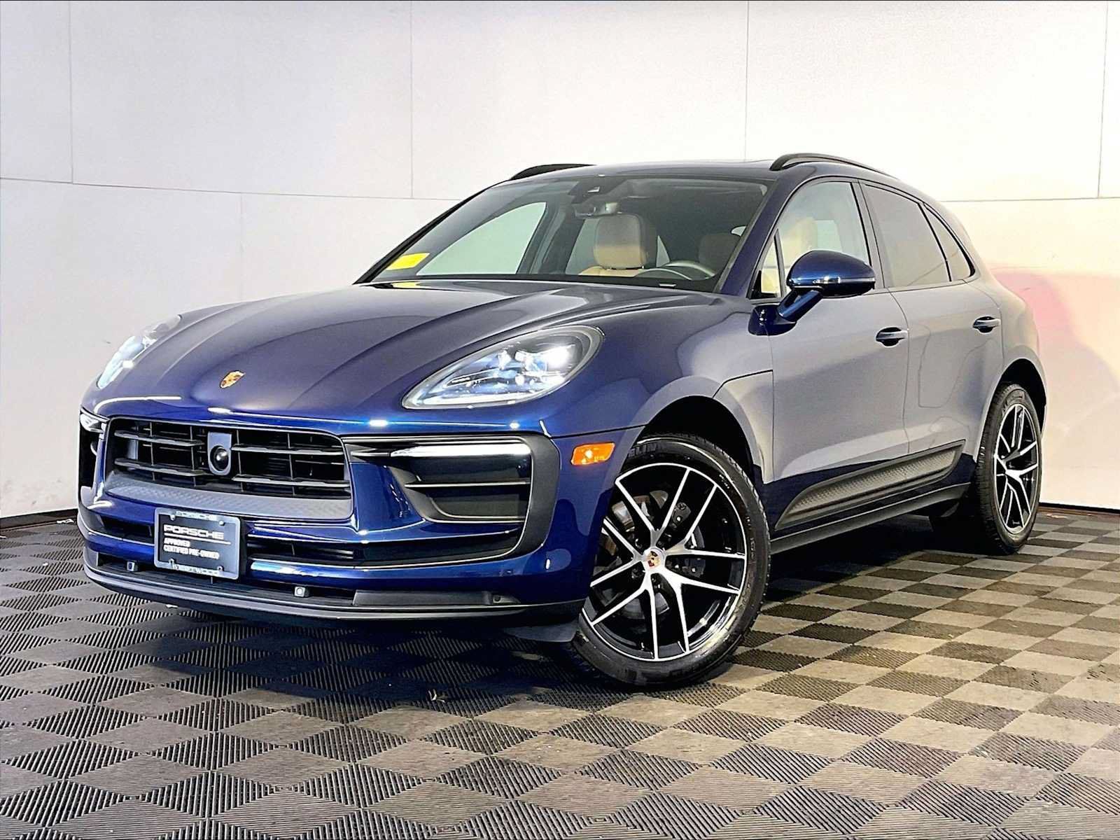 Certified 2024 Porsche Macan AWD/4WD image 1