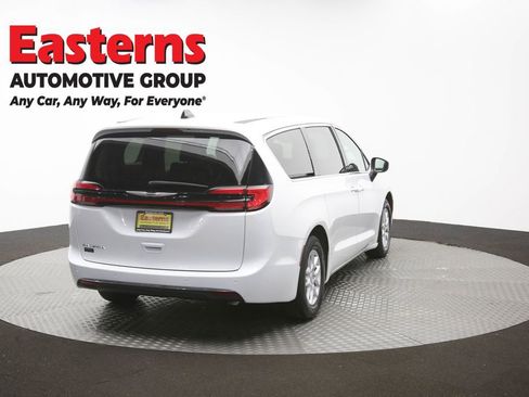 Used 2023 Chrysler Pacifica Touring-L FWD image 39