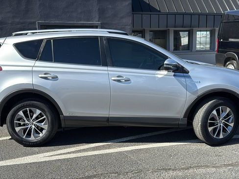 Used 2017 Toyota RAV4 XLE AWD/4WD image 2