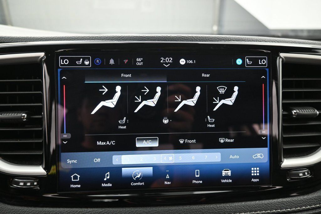 Used 2024 Chrysler Pacifica Limited FWD image 13