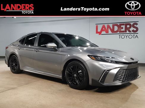Certified 2025 Toyota Camry SE FWD image 1