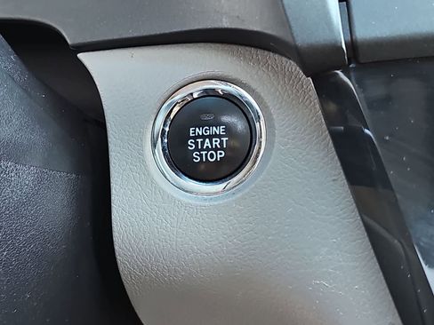 Used 2017 Toyota Sienna XLE Premium image 24