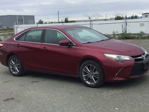 Used 2017 Toyota Camry SE image 2