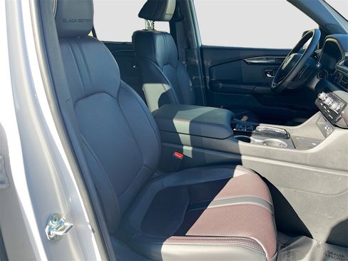 Used 2025 Honda Pilot Black Edition image 31