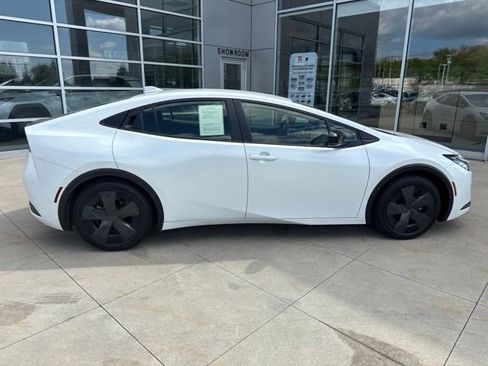 Used 2025 Toyota Prius LE FWD image 8