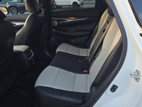 Used 2023 Nissan Pathfinder SL w/ Black Appearance Package image 13