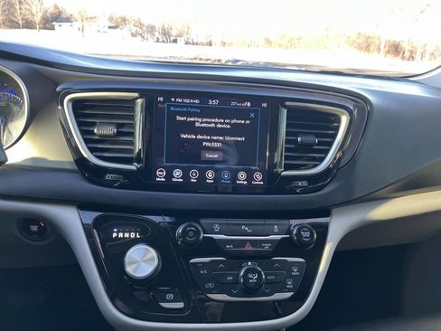 Used 2020 Chrysler Pacifica Touring-L Plus image 25