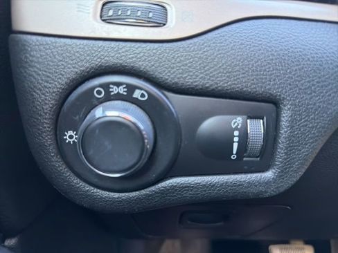 Used 2017 Jeep Cherokee Sport FWD image 16