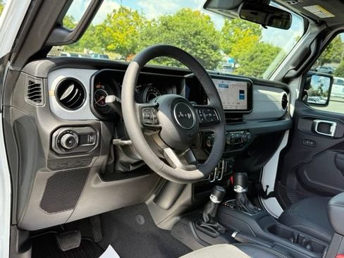 Used 2025 Jeep Wrangler Unlimited Sport AWD/4WD image 16