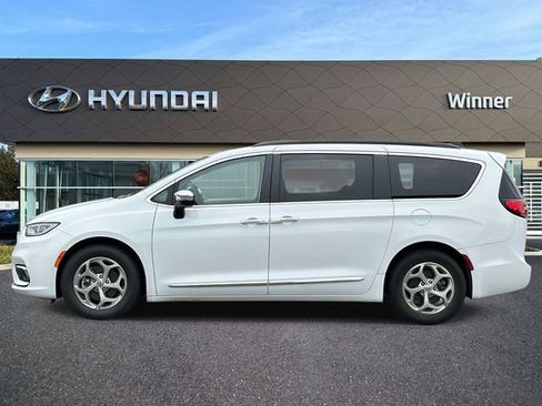 Used 2023 Chrysler Pacifica Limited FWD image 2