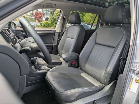 Used 2023 Volkswagen Tiguan SE w/ Panoramic Sunroof Package AWD/4WD image 25