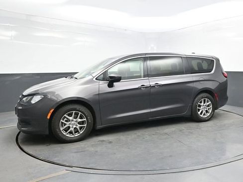 Used 2023 Chrysler Voyager LX image 3