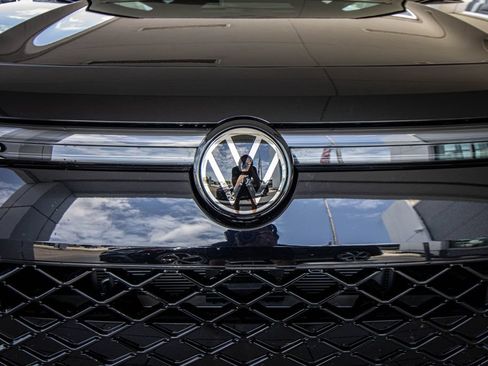 Certified 2025 Volkswagen Tiguan SE R-Line FWD image 8