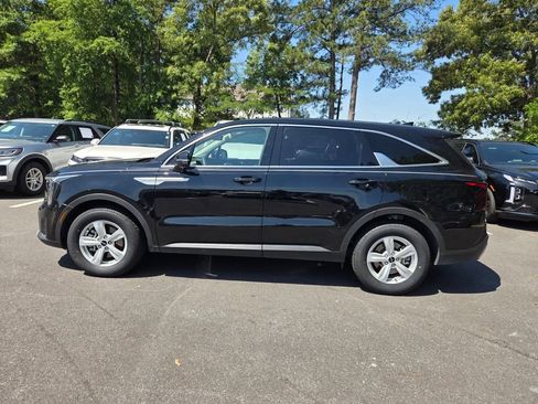 Used 2025 Kia Sorento LX FWD image 2