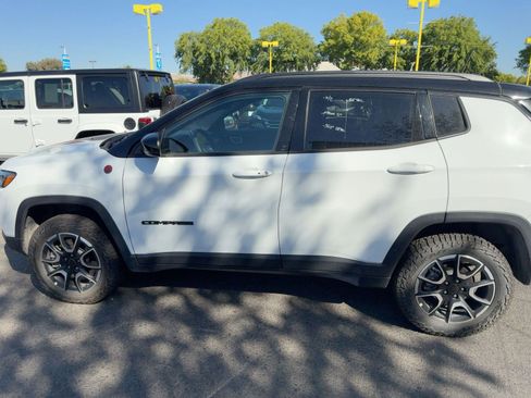 Used 2025 Jeep Compass Trailhawk image 9